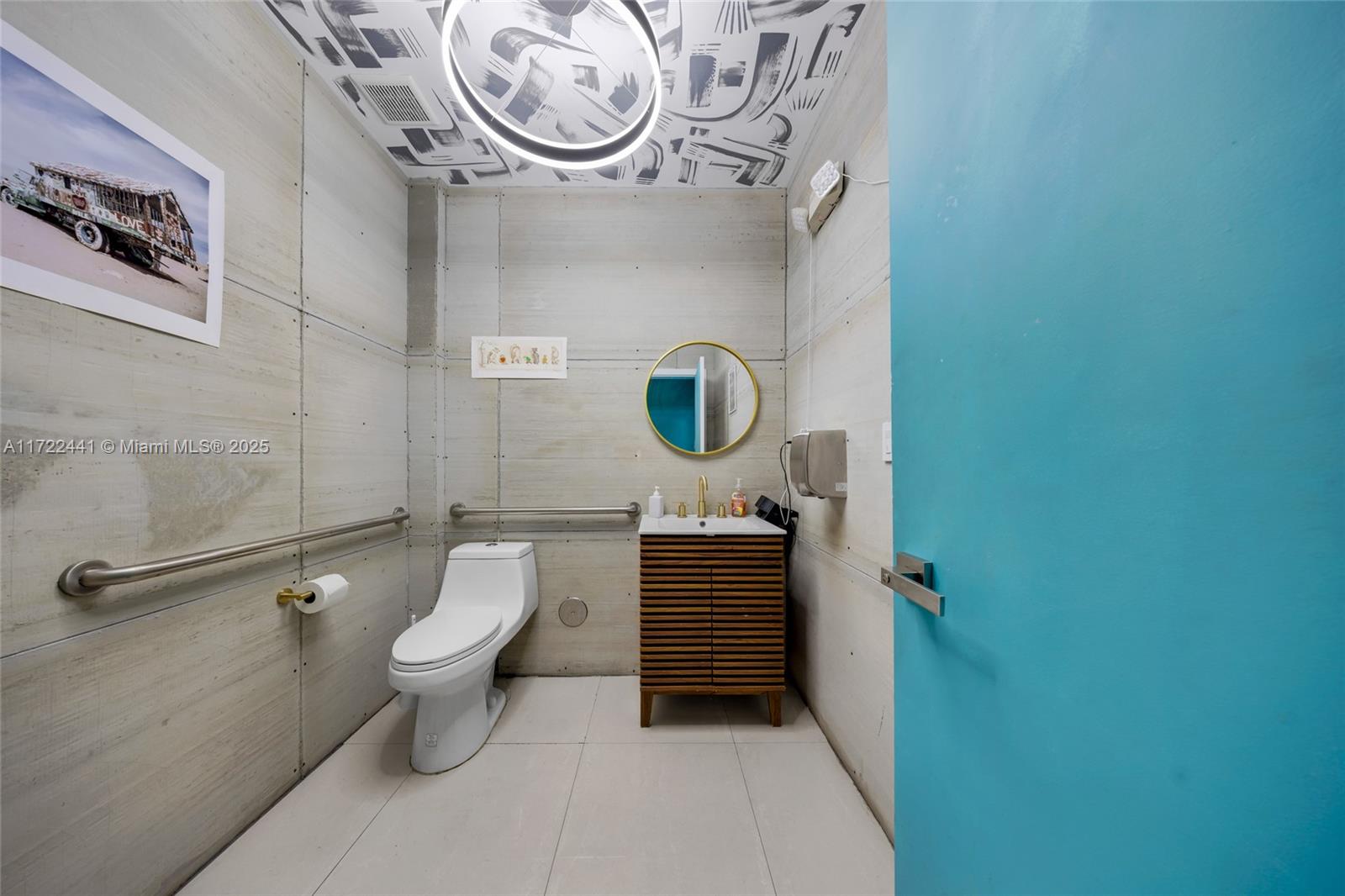 Beautiful free Standing Space